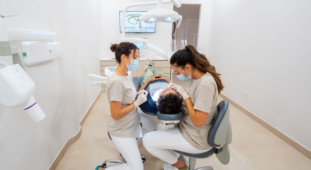 Paciente sonriendo tras revisión dental en Clínica Dental Reyes Tejero en Los Palacios, símbolo de salud y bienestar bucodental.