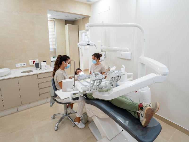Regálate una sonrisa estas fiestas: tratamientos de estética dental